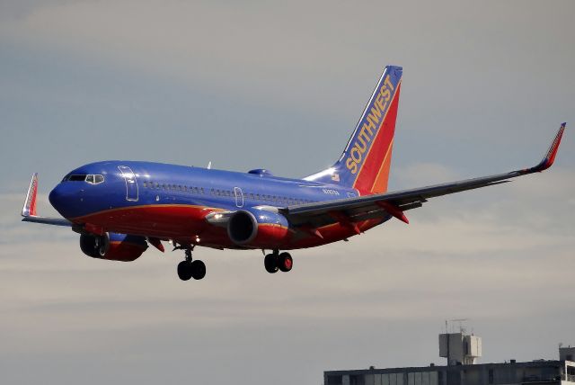 Boeing 737-700 (N787SA)