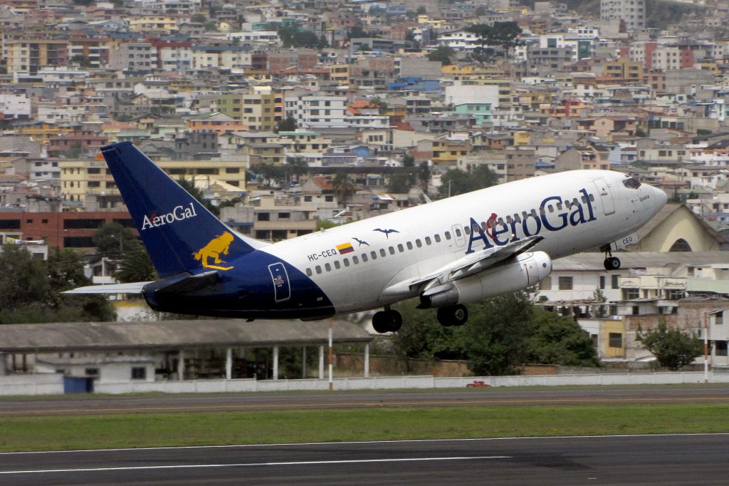 Boeing 737-200 (HC-CEQ) - Taking off Quitos old airport.