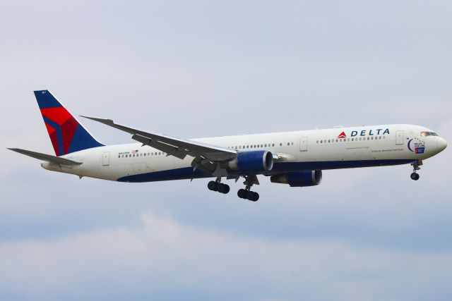 BOEING 767-400 (N841MH)