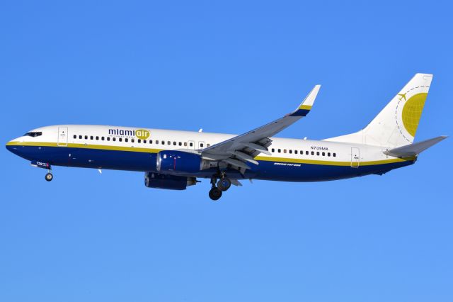 Boeing 737-800 (N739MA)