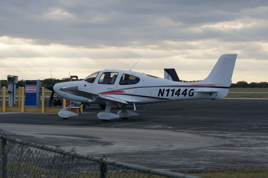 Cirrus SR-20 (N1144G) - grabbing some fuel.