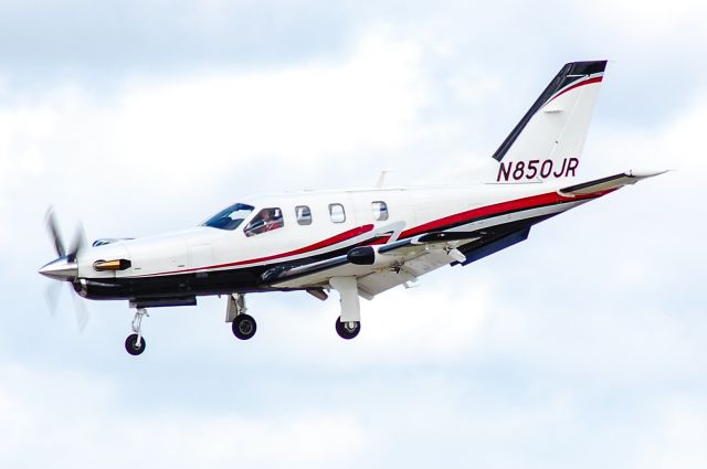 Socata TBM-850 (N850JR) - Steep's the word for this approach as the pilot dives this plane down to 17L at Austin Bergstrom.