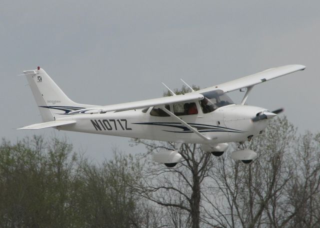 Cessna Skyhawk (N1071Z) - Landing on runway 14 at the Shreveport Downtown airport.