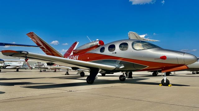 Cirrus Vision SF50 (N214V) - A 2020 Cirrus SF50 Vision G2 Arrivée on the FBO line during AirVenture ‘22. 7/27/22. 