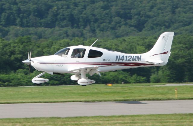 Cirrus SR-22 (N412MM) - Landing at the 2009 WRAP Fly-In