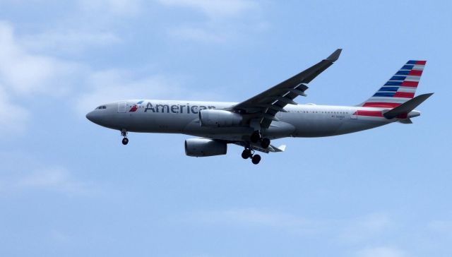 Airbus A330-200 (N288AY) - On final is this 2013 American Airlines Airbus A330-243 in the Spring of 2019.