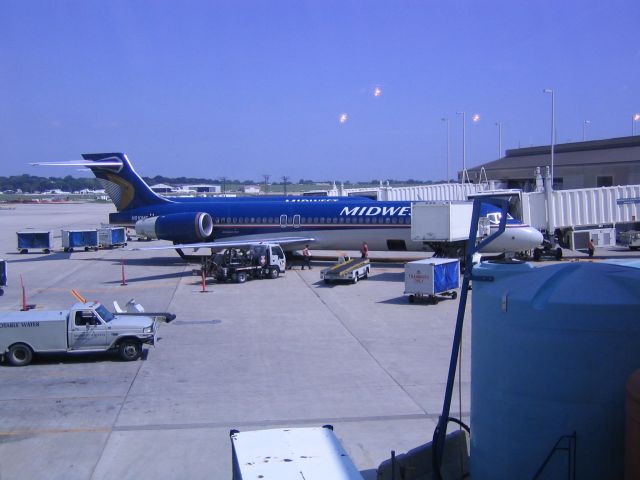 Boeing 717-200 (N910M5) - Midwest flight 504 boarding