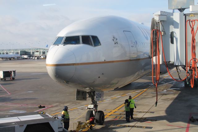 Boeing 777-200 (N210UA) - Ship 2510 getting ready to pushback for Maui!