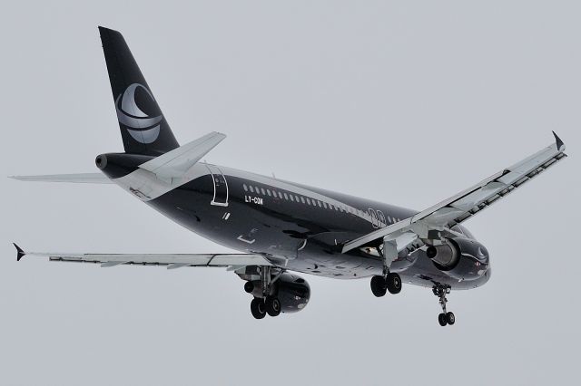 Airbus A320 (LY-COM)