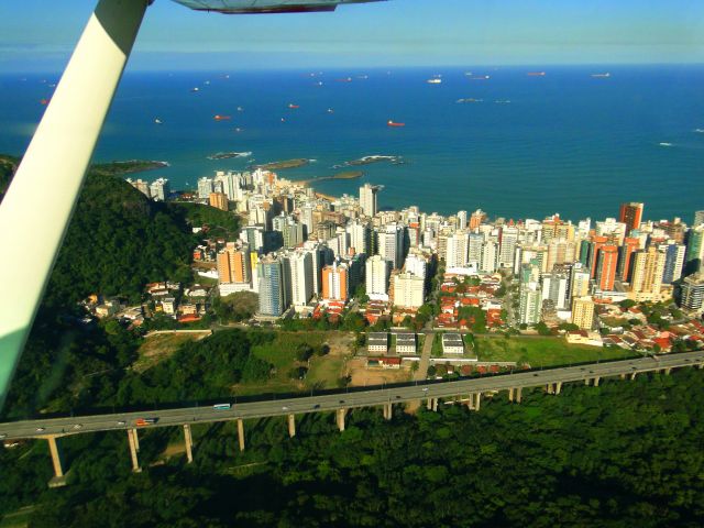 Cessna Skyhawk (PT-JTK) - CESSNA 172 FLYING IN VILA VELHA-ES, BRAZIL.