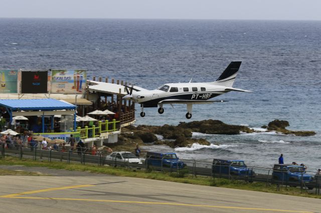 Piper Malibu Meridian (PT-HBF) - PT-HBF landing TNCM