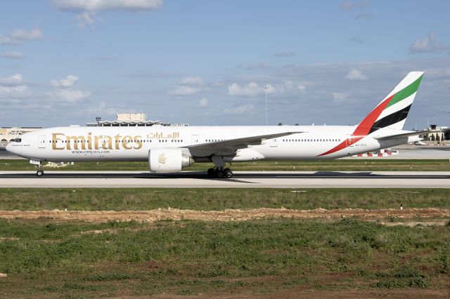 Boeing 777-200 (A6-ECV)