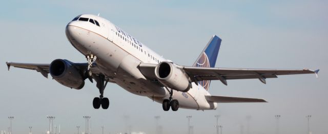 Airbus A319 (N851UA) - Departing 17R.