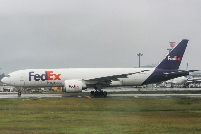 BOEING 777-200LR (N864FD)