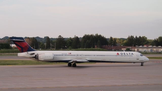 McDonnell Douglas MD-90 (N905DA)