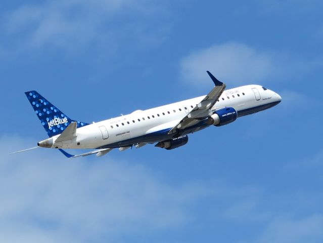 Embraer ERJ-190 (N292JB) - Take off runway 10L.