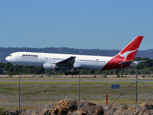 BOEING 767-300 (VH-ZXF)