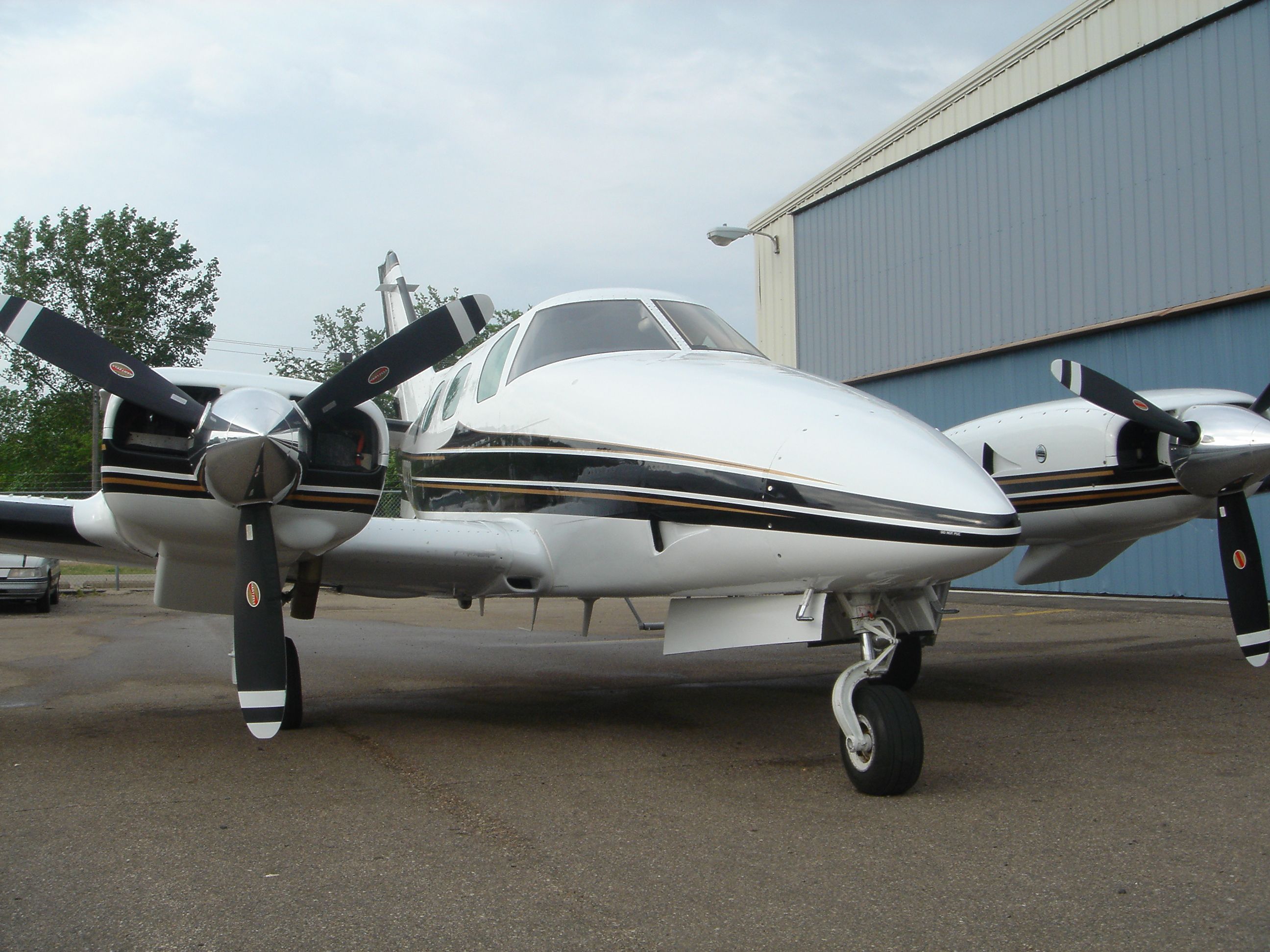 BOISAVIA Mercurey (N993CA) - Beechcraft Duke B-60 on the ramp at Flying Cloud, MN at Hummingbird Aviation.