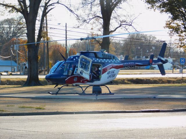 Bell JetRanger (N404AE) - Air Evac 61 waiting to airlift a patient out of Bolivar Medical Center in Cleveland, MS after a severe, fiery car crash in Rosedale, MS involving an 18-wheeler and two smaller cars, 2 people reportedly got killed in the wreck, this helicopter was 1 of 4 that responded to the wreck, my thoughts and condolences go out to whoever was affected by this tragedy. 