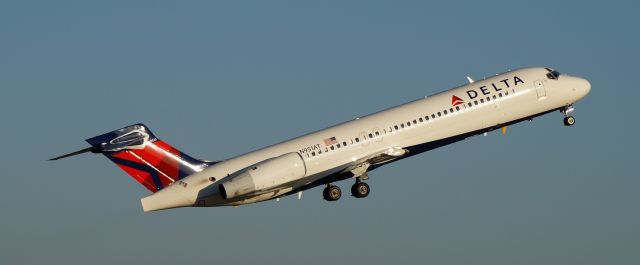 Boeing 717-200 (N951AT) - The 717 Rocketship blasting off Rwy 18.