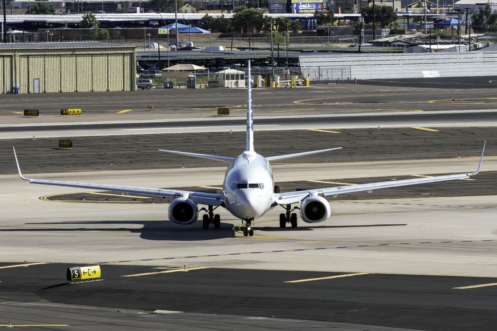 Boeing 737-800 (N816NN)
