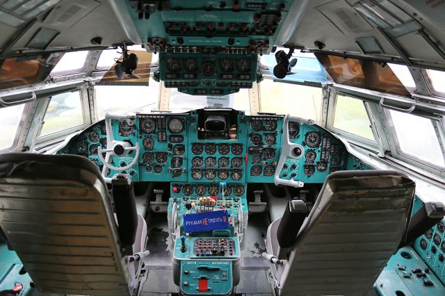 Ilyushin Il-62 (CCCP86696) - The cockpit of IL-62 (Registration CCCP-86696) at National Aviation Museum in Zhulyany, Ukraine.