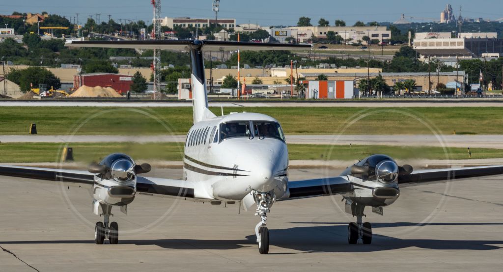 Beechcraft Super King Air 350 (N476AS) - Parking at Signature North after arrival.br /6/21/17