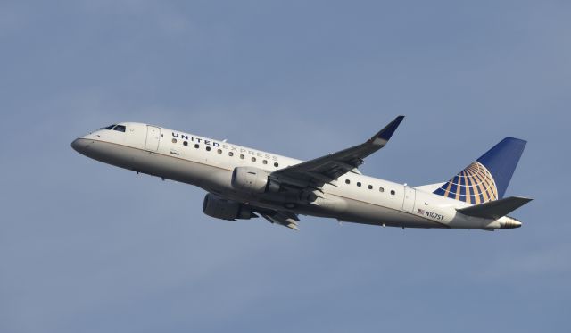 Embraer 175 (N107SY) - Departing LAX