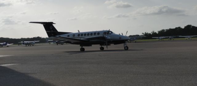 Beechcraft Super King Air 350 (N263BA) - It was leaving I grabbed this shot before the marshal shood me away! 