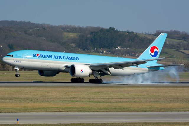 Boeing 777-200 (HL8077)