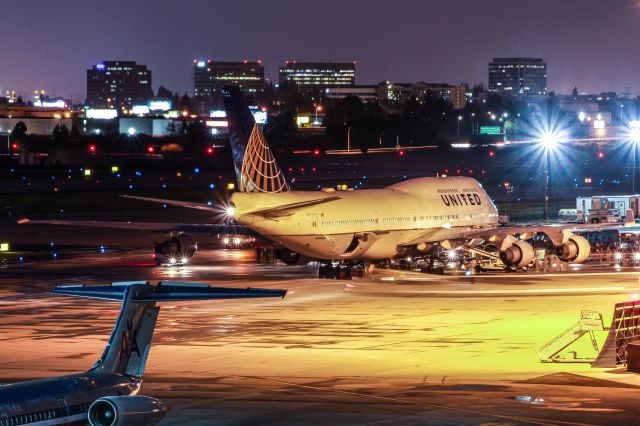 Boeing 747-400 (N199UA)