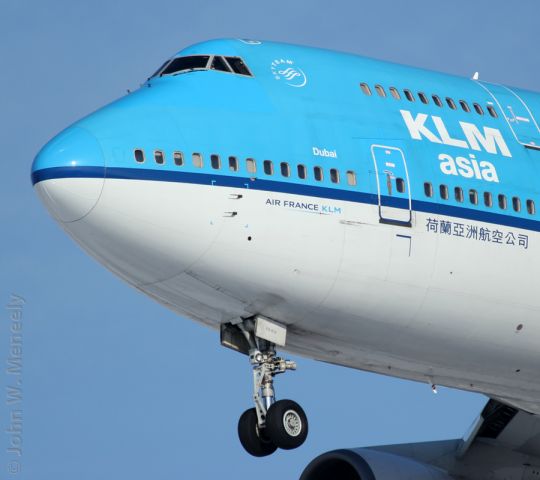 Boeing 747-400 (PH-BFD) - Short final for 28 - Jan. 14, 2012