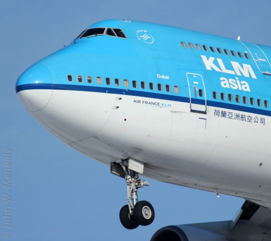 Boeing 747-400 (PH-BFD) - Short final for 28 - Jan. 14, 2012