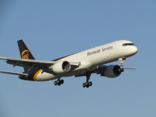 Boeing 757-200 (N403UP) - Landing RWY 20R