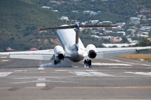 McDonnell Douglas MD-82 (PJ-MDB)