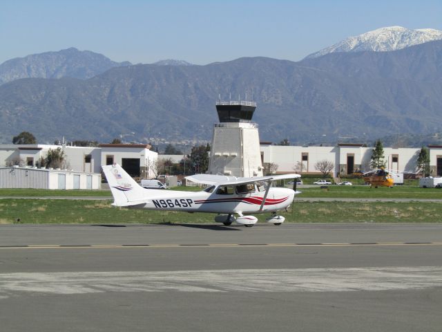 Cessna Skyhawk (N964SP) - Taxiing to RWY 26L