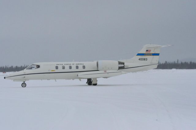 Learjet 35 (N40083) - taxing to Woodwards Aviation