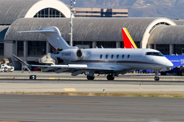 Bombardier Challenger 300 (N768QS)