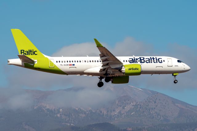 Airbus A220-300 (YL-AAW)