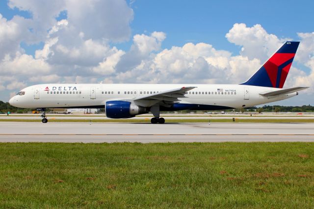 Boeing 757-200 (N679DA)