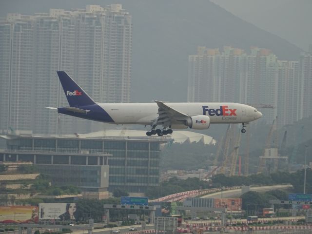 BOEING 777-200LR (N862FD)