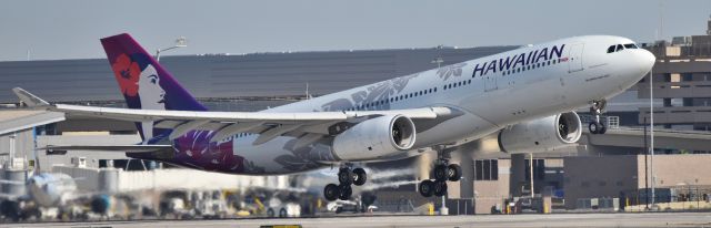 Airbus A330-300 (N383HA) - phoenix sky harbor international airport 14MAY21