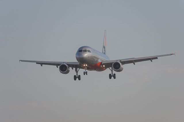 Airbus A320 (VH-VQX)