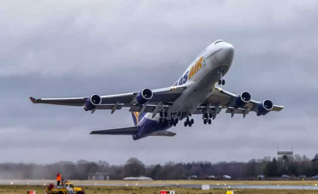 Boeing 747-400 (N464MC)