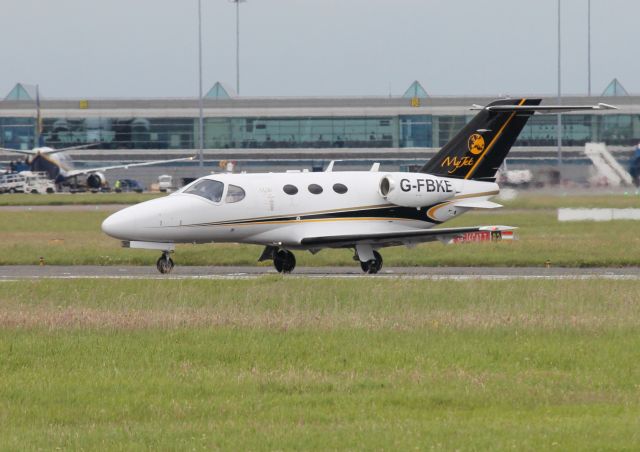 Cessna Citation Mustang (G-FBKE) - G-FBKE Cessna 510 Citation Mustang CN510-0334 BlinkLtd Dudlin 04-07-16. Lining up on Rwy28