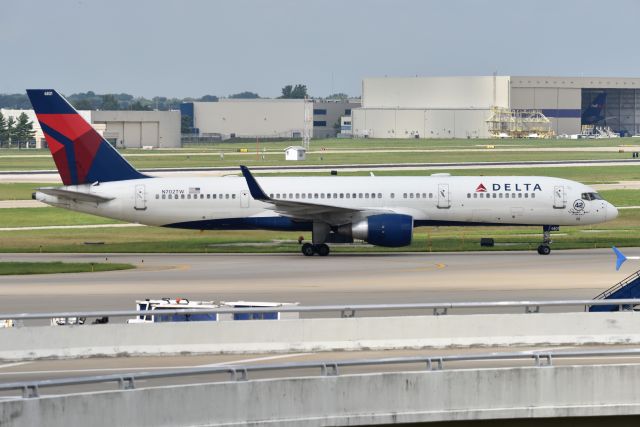 Boeing 757-200 (N702TW) - SEA-IAD flight 1681 Diversion 08-29-30 taxiing to the gate. Mariano Rivera Hall of Fame New York Yankees baseball player. Not sure when this aircraft got that sticker on the nose, but I had never seen a pic of that before.