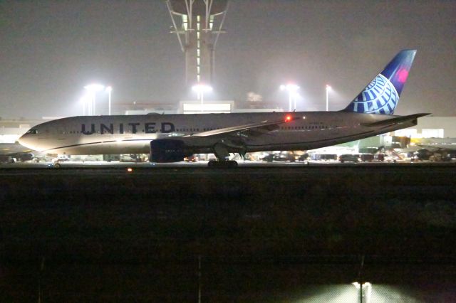Boeing 777-200 —