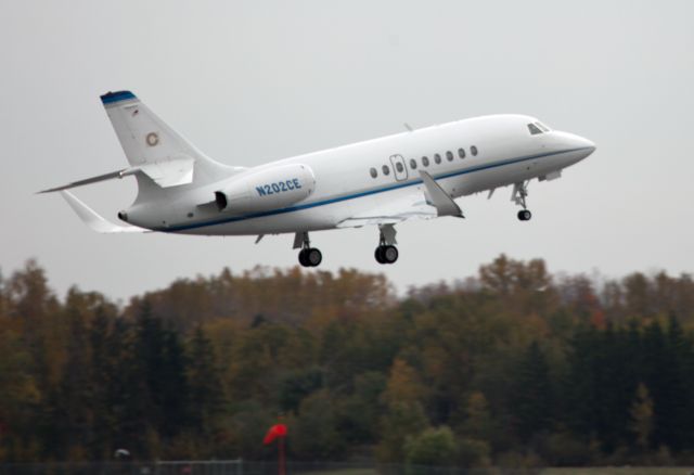 Dassault Falcon 2000 (N202CE) - Take off RW10.