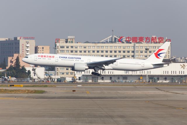 BOEING 777-300ER (B-2001)