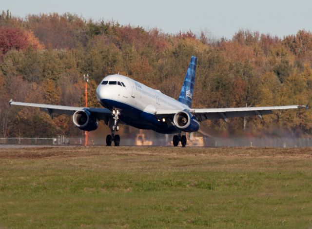 Airbus A320 (N603JB) - Touch down RW28.